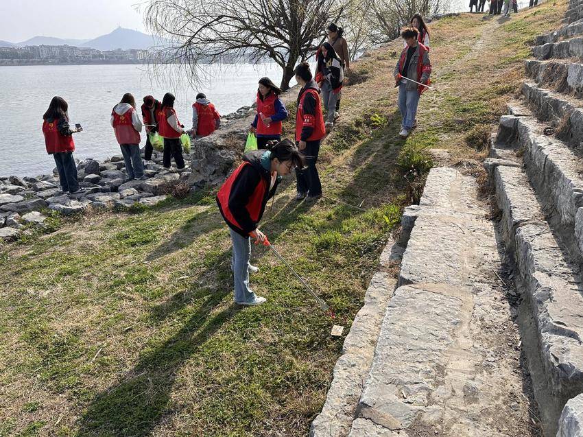 朝晋门社区:保护“母亲河”守护碧水蓝天.docx 朝晋门社区:保护“母亲河”守护碧水蓝天.docx